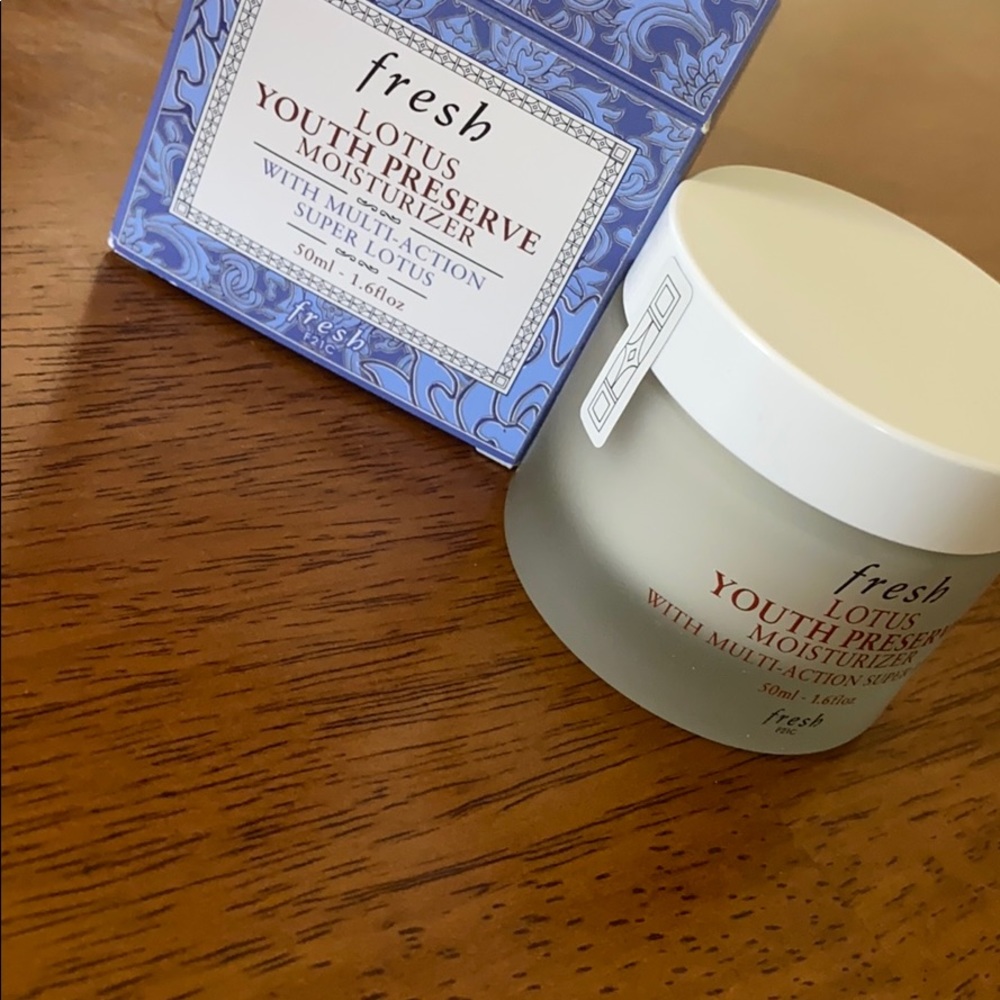 Lotus youth preserve moisturizer